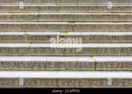 Riesige Treppe`s Dogenpalast`s oder Palazzo Ducale, Venedig, Italien. Dieses alte Gebäude ist ein berühmtes Wahrzeichen von Venedig. Schöne mittelalterliche gemusterte st Stockfoto